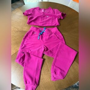 FIGS XXS Catarina One-Pocket Scrub Top & 
Zamora XS Jogger Scrub Pants.